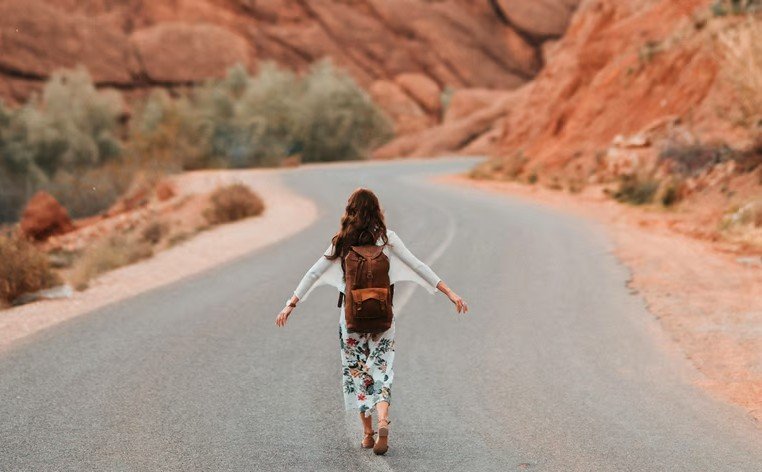 Mujer caminando por la carretera