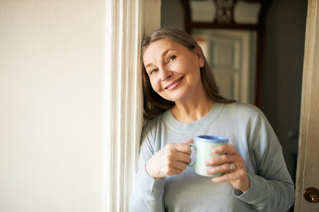 Mujer tomando una café.