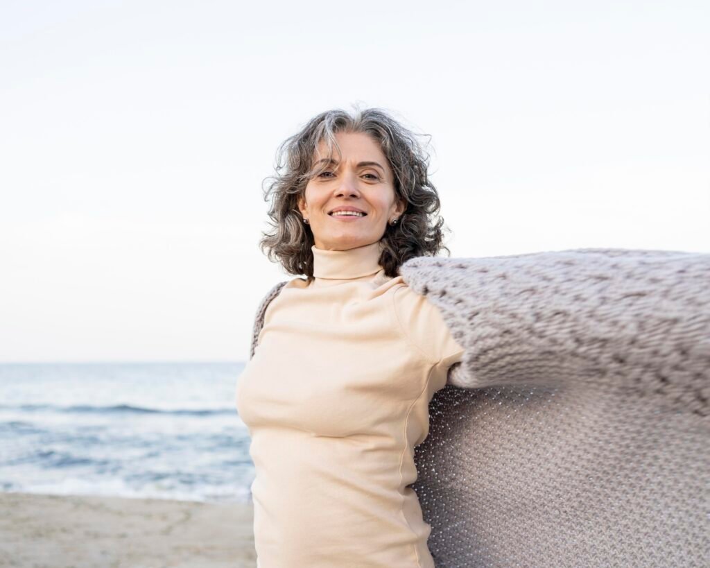 Mujer disfrutando en la playa