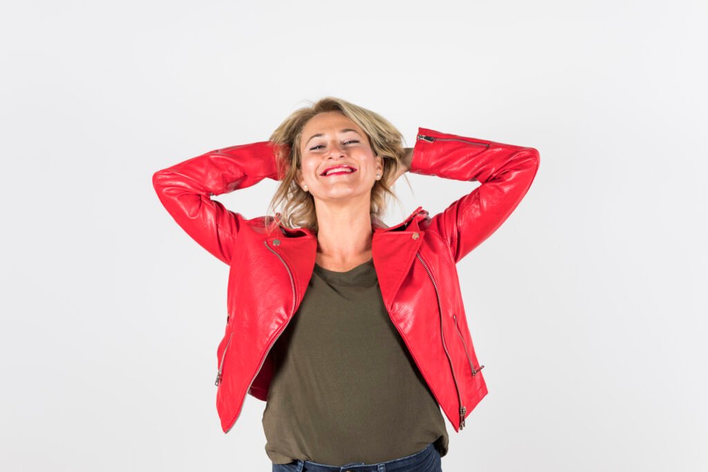 mujer-madura-alegre-con-sus-manos-en-la-cabeza-aislada-sobre-fondo-blanco